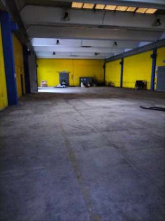 Foto Immobile di 1200 m in affitto a San Donato Milanese