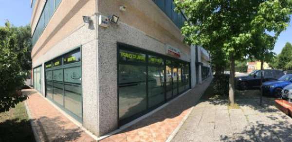 Foto Immobile di 125 m con 1 locale in affitto a Brescia