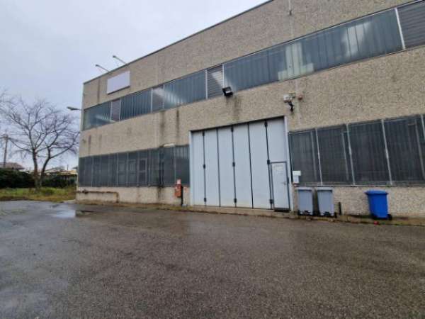 Foto Immobile di 1300 m con pi� di 5 locali in affitto a Cerro Maggiore