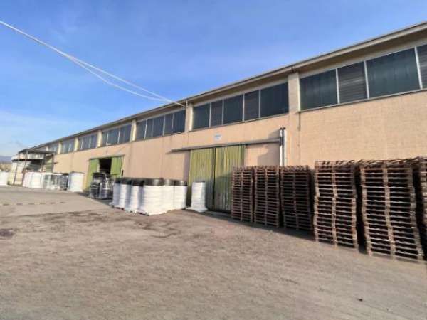 Foto Immobile di 1350 m in affitto a Paderno Franciacorta