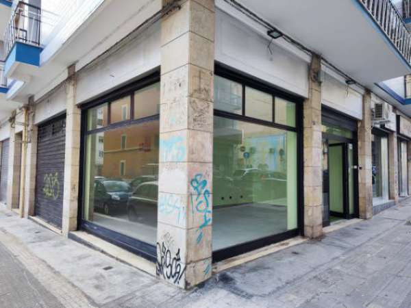Foto Immobile di 140 m con 2 locali in affitto a Bari [rif. Affitto locale commerciale Corso Benedetto Croce - Bari]