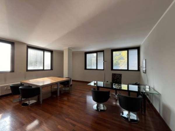 Foto Immobile di 145 m con 3 locali in affitto a Brescia