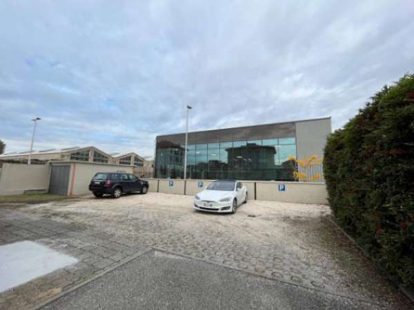 Foto Immobile di 150 m con 5 locali in affitto a Brescia