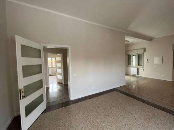 Foto Immobile di 150 m in affitto a Brescia