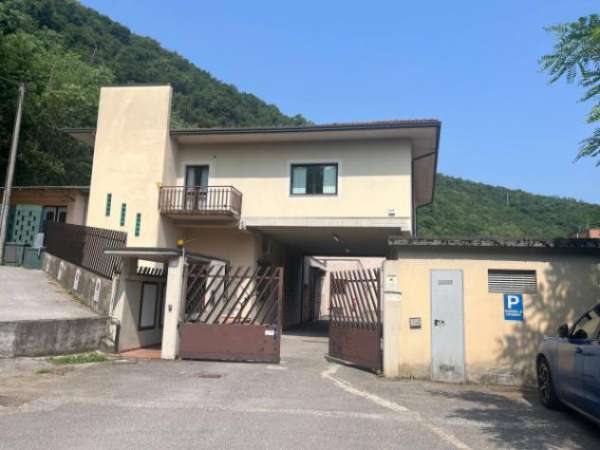 Foto Immobile di 1500 m con 5 locali in affitto a Collebeato