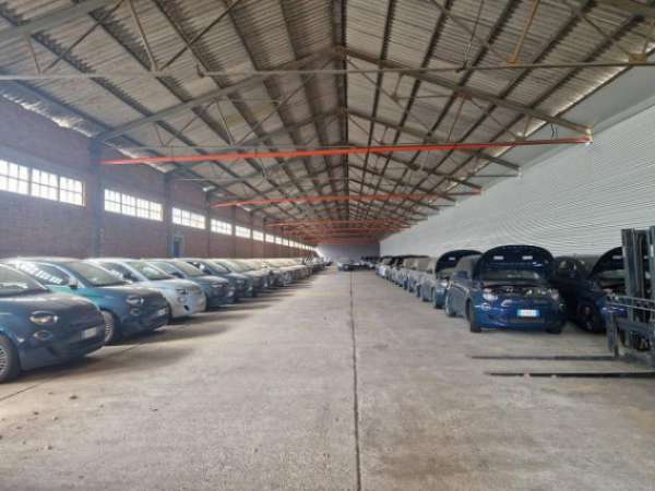 Foto Immobile di 1500 m in affitto a Garbagnate Milanese