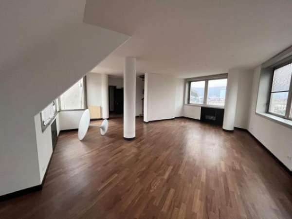 Foto Immobile di 160 m con 3 locali in affitto a Brescia