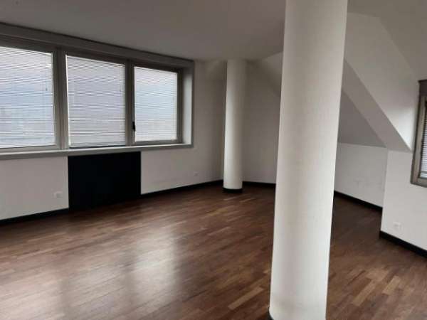 Foto Immobile di 160 m con 4 locali in affitto a Brescia