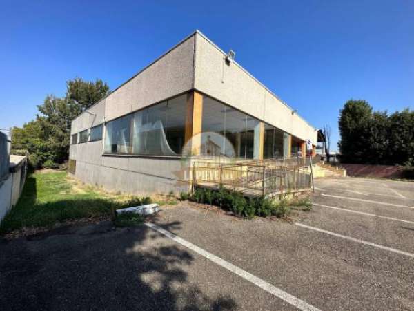Foto Immobile di 1600 m con 3 locali in affitto a Tortona