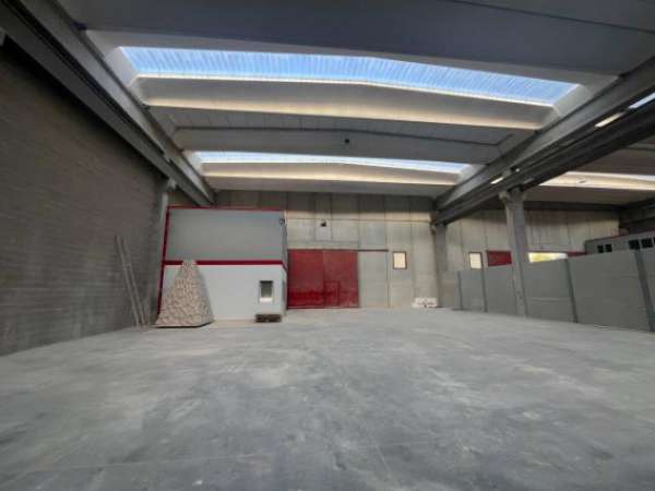 Foto Immobile di 1600 m con 5 locali in affitto a Nuvolera