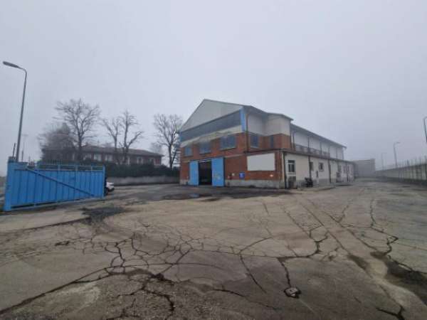 Foto Immobile di 1650 m con pi� di 5 locali in affitto a Milano