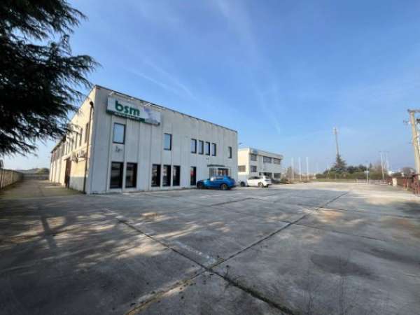 Foto Immobile di 1700 m con 3 locali in affitto a San Zeno Naviglio