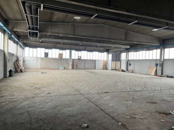 Foto Immobile di 1700 m con 3 locali in affitto a San Zeno Naviglio