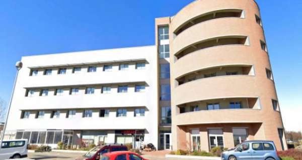 Foto Immobile di 182 m con 1 locale in affitto a Bologna