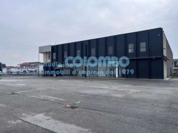 Foto Immobile di 1850 m con 5 locali in affitto a Castegnato