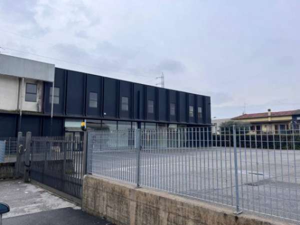 Foto Immobile di 1850 m con 5 locali in affitto a Castegnato