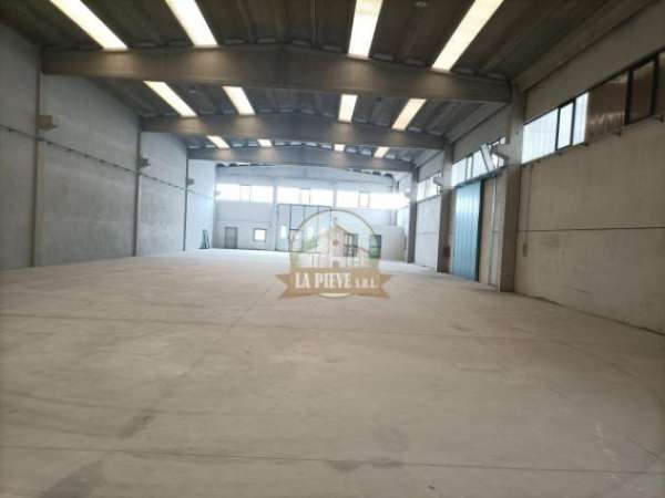Foto Immobile di 1900 m con 2 locali in affitto a Tortona