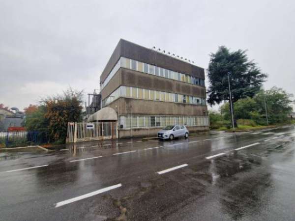 Foto Immobile di 1920 m con pi di 5 locali in affitto a Rho