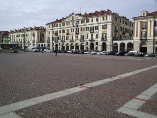 Foto Immobile di 200 m con 5 locali in affitto a Cuneo
