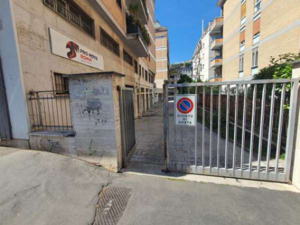 Foto Immobile di 210 m con 1 locale in affitto a Roma [rif. Affitto locale commerciale Via Aristide Leonori - Roma]