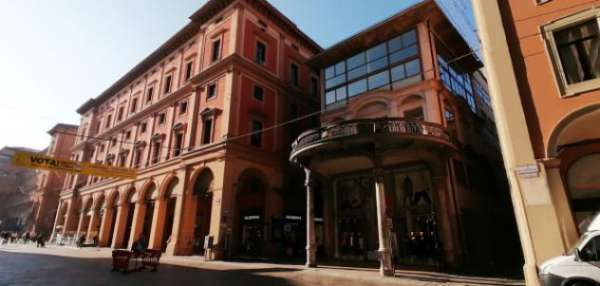Foto Immobile di 261 m con 3 locali in affitto a Bologna