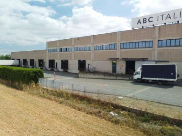 Foto Immobile di 2800 m in affitto a Pozzolo Formigaro