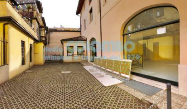 Foto Immobile di 300 m con 2 locali in affitto a Brescia
