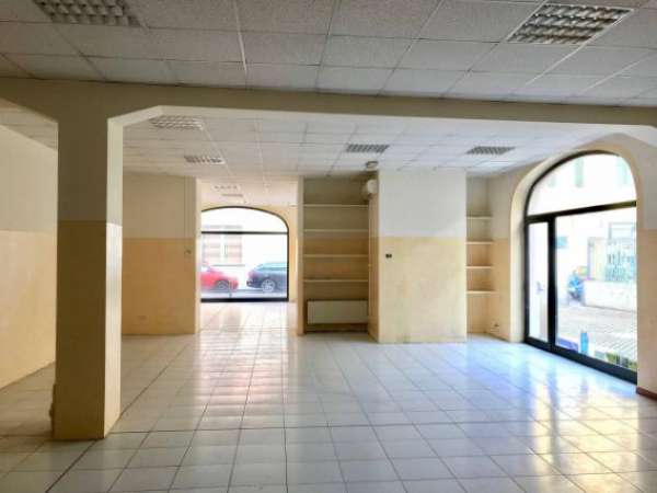 Foto Immobile di 300 m con 2 locali in affitto a Brescia