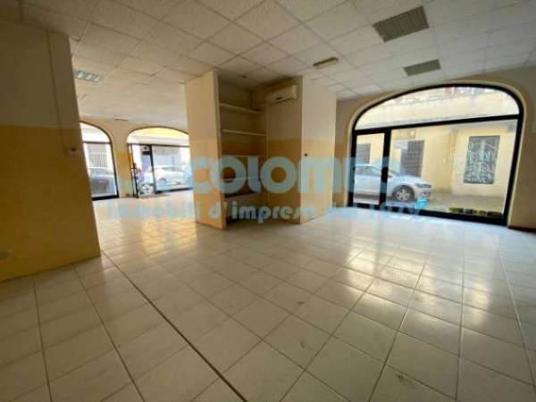 Foto Immobile di 300 m con 2 locali in affitto a Brescia