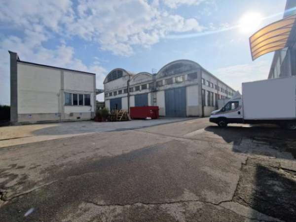 Foto Immobile di 3215 m con pi� di 5 locali in affitto a Settimo Milanese