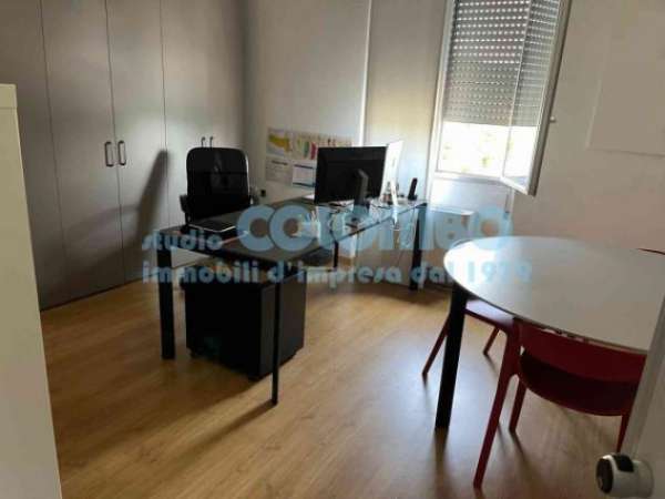 Foto Immobile di 330 m con pi� di 5 locali in affitto a Rezzato