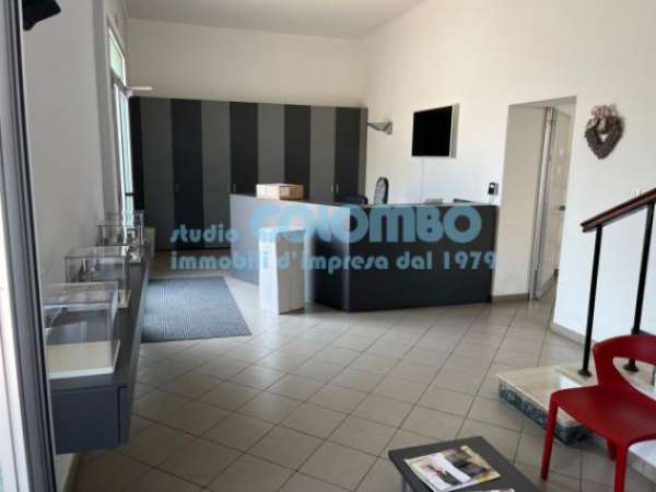 Foto Immobile di 330 m con pi di 5 locali in affitto a Rezzato