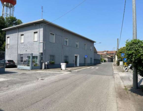 Foto Immobile di 330 m con pi di 5 locali in affitto a Rezzato