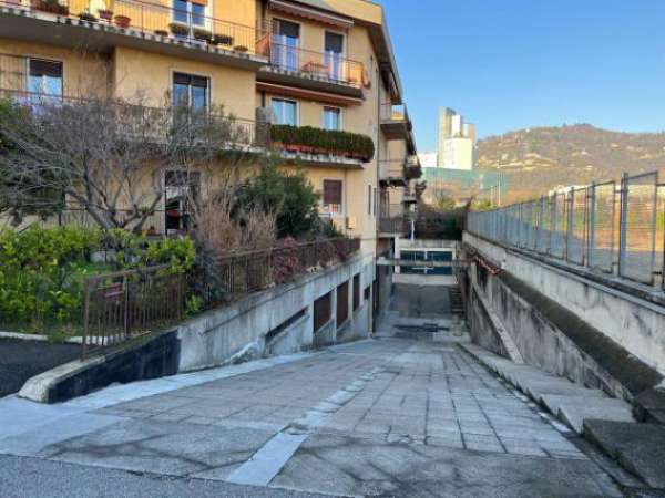 Foto Immobile di 3300 m in affitto a Brescia