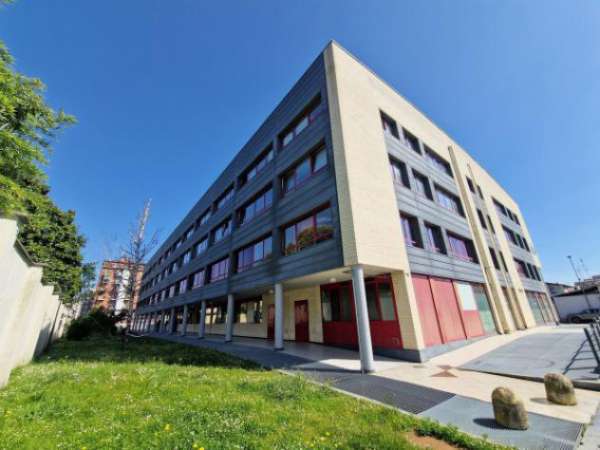 Foto Immobile di 345 m con pi di 5 locali in affitto a Pero