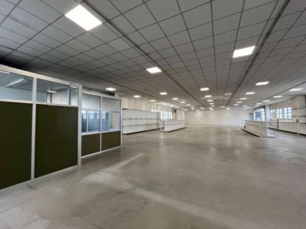 Foto Immobile di 350 m con 3 locali in affitto a Brescia