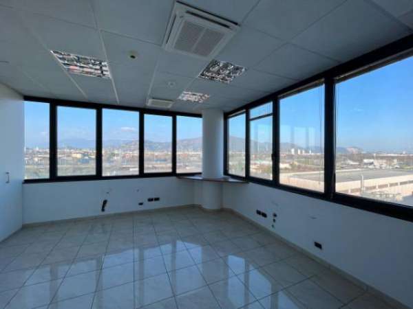 Foto Immobile di 360 m con 5 locali in affitto a Brescia