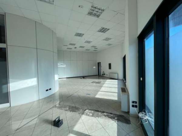 Foto Immobile di 360 m con 5 locali in affitto a Brescia