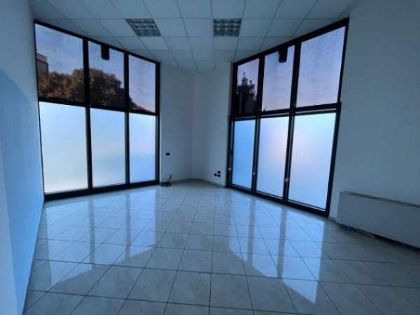 Foto Immobile di 360 m con 5 locali in affitto a Brescia