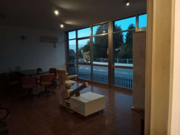 Foto Immobile di 390 m in affitto a Novi di Modena