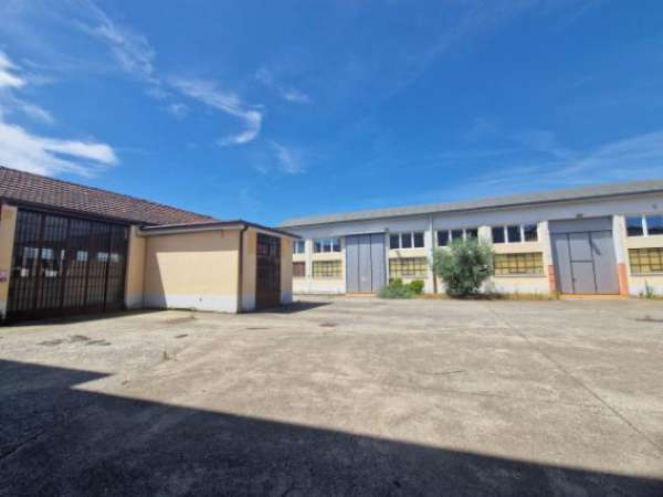 Foto Immobile di 3935 m con pi� di 5 locali in affitto a Milano