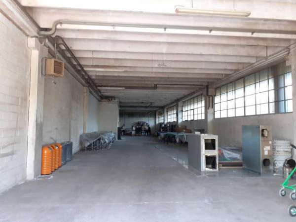 Foto Immobile di 400 m con 1 locale in affitto a Cellatica