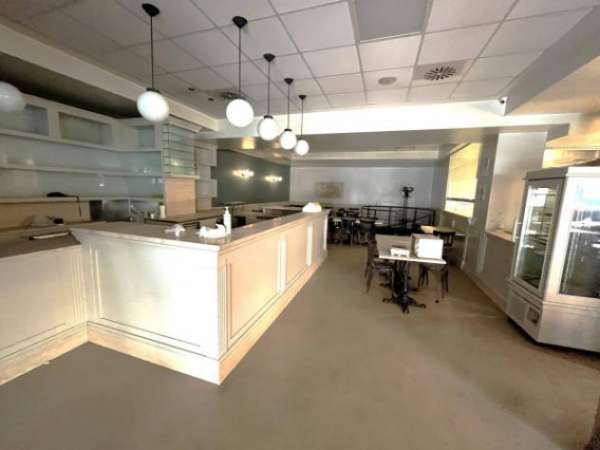 Foto Immobile di 400 m con 2 locali in affitto a Brescia