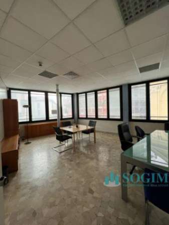 Foto Immobile di 400 m con pi di 5 locali in affitto a Gallarate