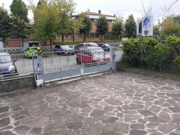 Foto Immobile di 420 m con 1 locale in affitto a Modena