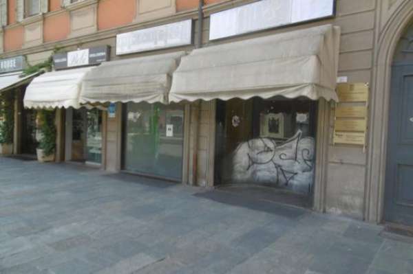 Foto Immobile di 423 m con 5 locali in affitto a Reggio Emilia