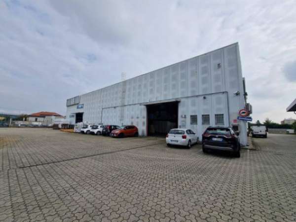 Foto Immobile di 450 m con 4 locali in affitto a Cornaredo