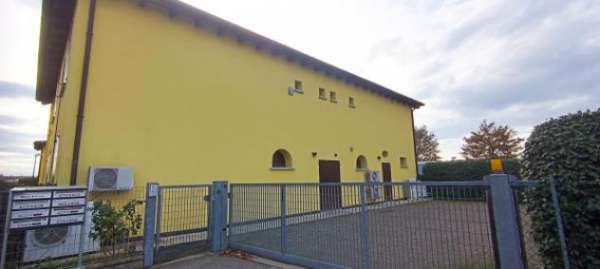 Foto Immobile di 450 m con pi di 5 locali in affitto a Calderara di Reno