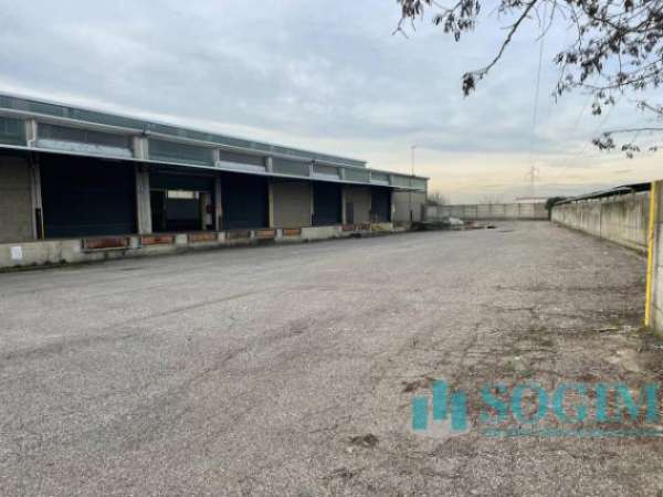 Foto Immobile di 4600 m con 4 locali in affitto a San Giuliano Milanese