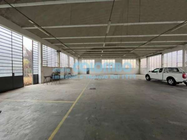 Foto Immobile di 500 m con 1 locale in affitto a Rezzato